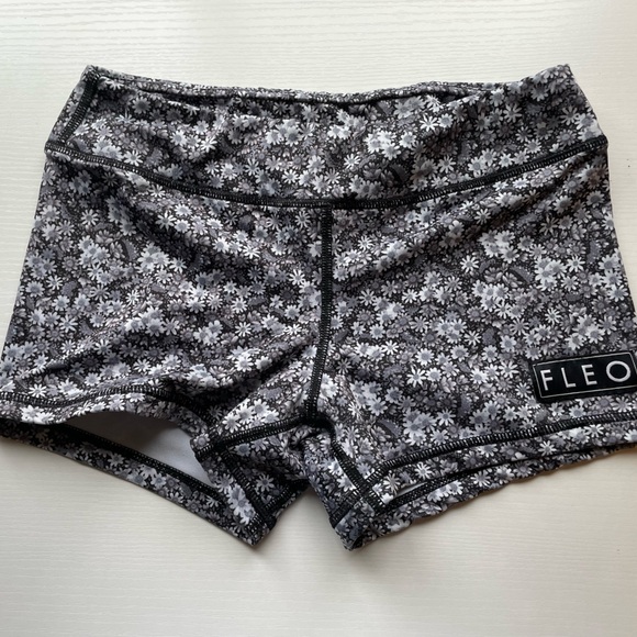 Fleo Pants - Fleo High-Rise Floral Performance Women’s Shorts - Black & White